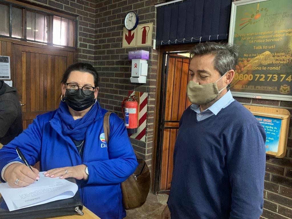 Parys – The Democratic Alliance has laid criminal charges against the Ngwathe Municipal Manager, Bruce William Kannemeyer, and the Director of Technical Services, Thami Malunga, for their alleged joint failure to deliver water to its residents and who continue to suffer water supply problems for the fifth week in a row now.