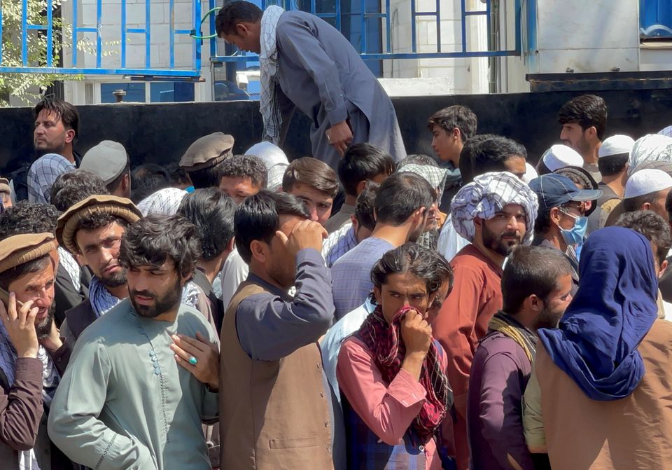 Afghans line up outside a bank to take out their money after Taliban takeover in Kabul, Afghanistan September 1, 2021. REUTERS/Stringer